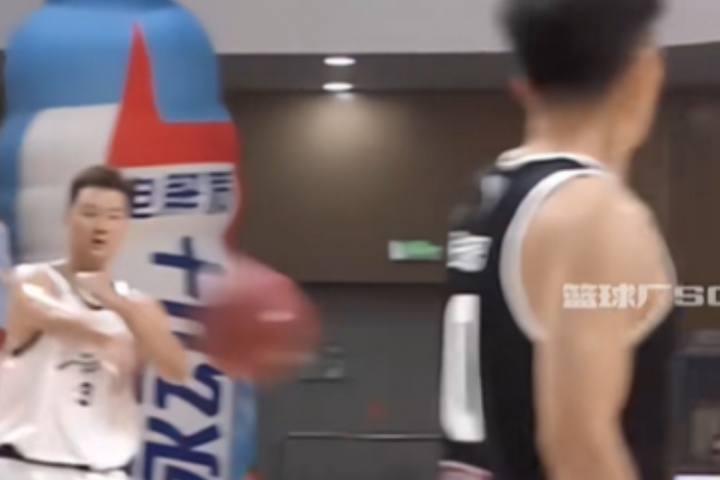 足球直播-前中国男篮球员孟铎打野球将球砸向张照洋险引冲突 现已向其道歉