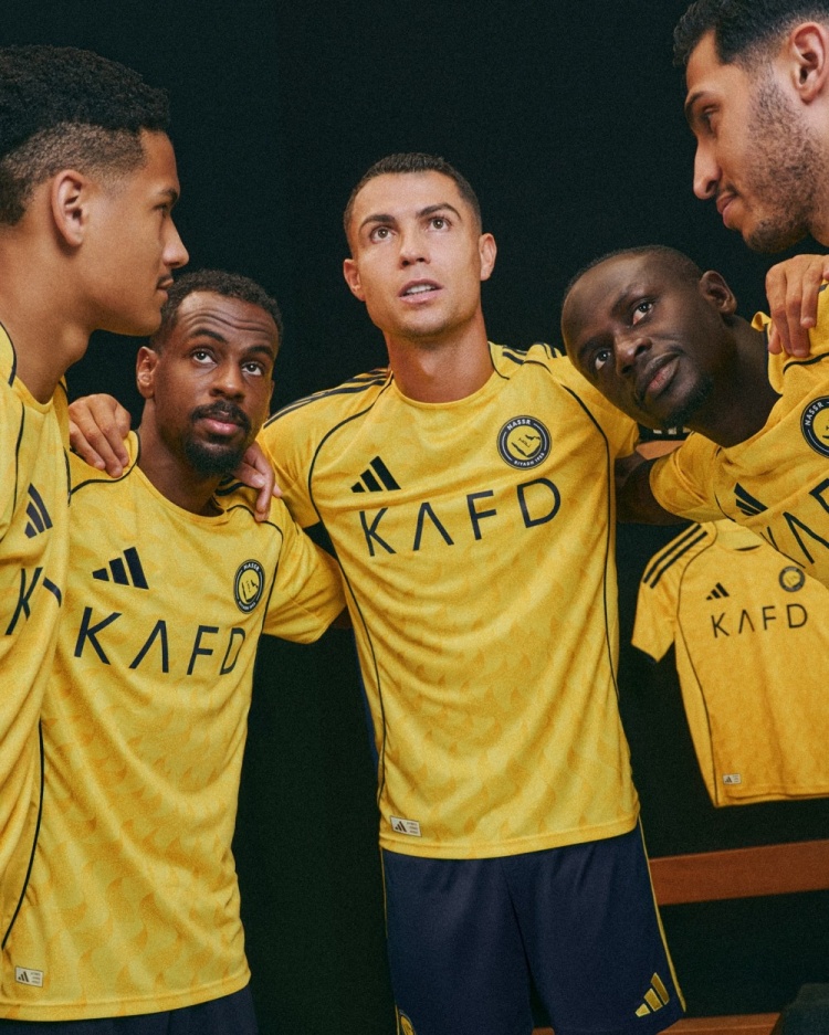 NBA直播-利雅得胜利揭晓新赛季主场战袍 C罗领衔众星亮相宣传照